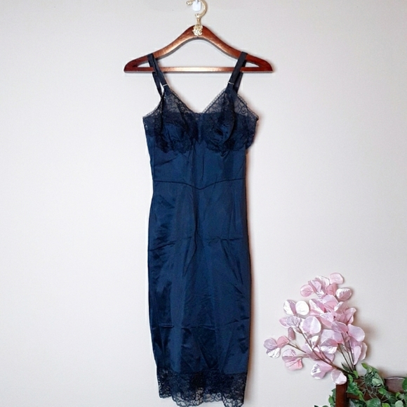 Laros Other - Laros Vintage black hourglass midi slip lace trim